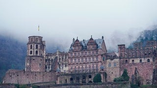 Regenwolken hängen über dem Heidelberger Schloss.