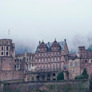 Regenwolken hängen über dem Heidelberger Schloss.