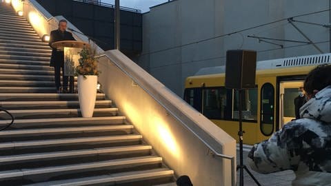 Eröffnungsfeier einer neuen Strecke: Stadtbahn U6 fährt bis zum Flughafen. 