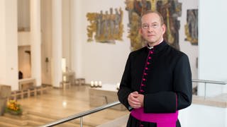 Der Stuttgarter Stadtdekan Christian Hermes nimmt am Treffen des "Synnodalen Weges" der katholischen Kirche in Frankfurt teil.