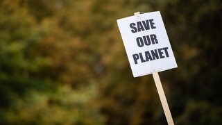 Plakat auf einer Demonstration für mehr Klimaschutz in Stuttgart mit Aufschrift: Save Our Planet.