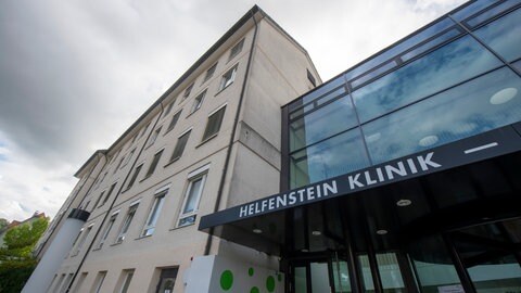 Die Helfenstein-Klinik des Trägers Alb-Fils-Kliniken in Geislingen an der Steige. Im Streit um die geplante Schließung der Klinik möchte die Stadt Geislingen den Kreis Göppingen verlassen und zugleich Teil des Alb-Donau-Kreises werden. 