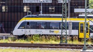 Ein Zug des Betreibers Abellio fährt am Stellwerk des Stuttgarter Hauptbahnhofs vorbei.