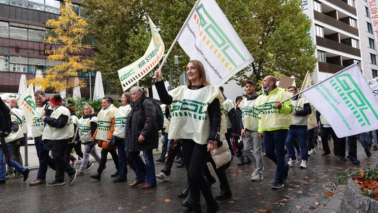 Streik Bei SWEG: Protestmarsch Der GDL In Stuttgart - SWR Aktuell