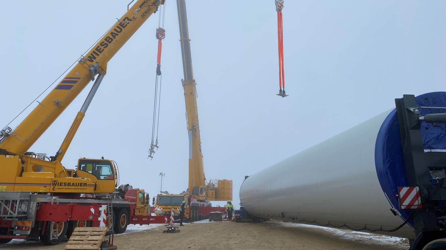 Mast für Windrad auf Laster