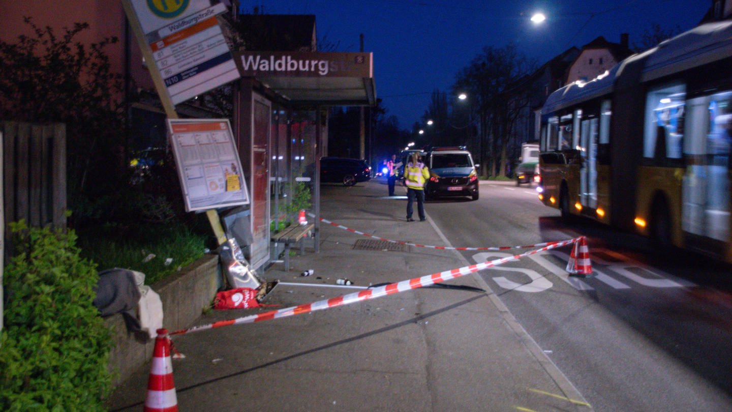 In Stuttgart-Vaihingen hatte der Fahrer die Kontrolle über sein Auto verloren und raste in die Bushaltestelle.