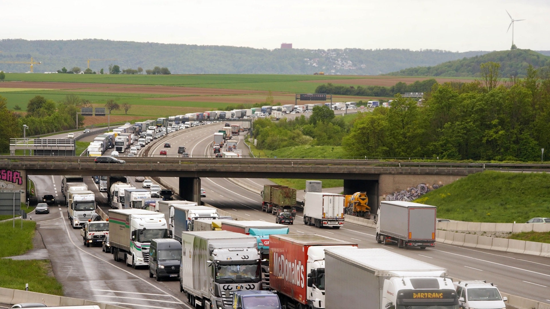 Sperrung Der A81 Aufgehoben: Lkw Mit Kränen Geborgen - SWR Aktuell