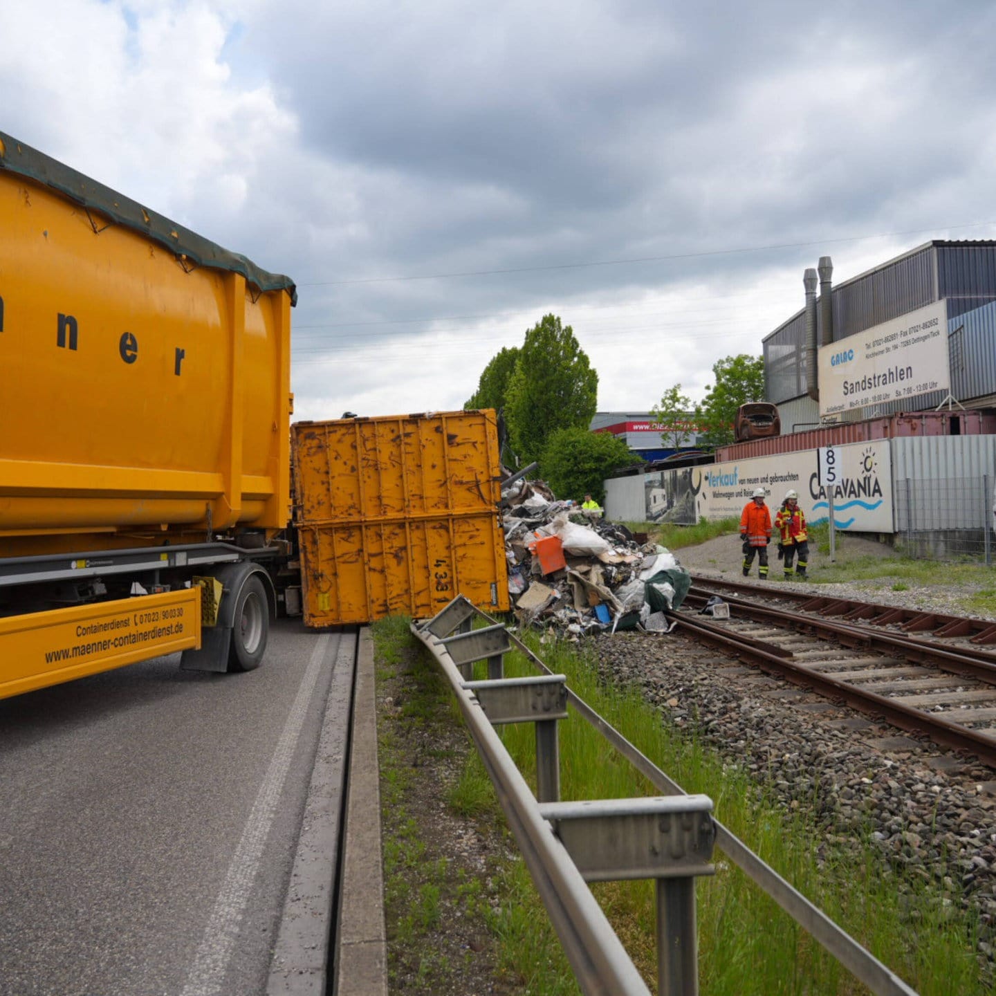 Lkw Auf B465 Umgekippt: Ladung Auf Gleisen Bei Kirchheim/Teck - SWR Aktuell