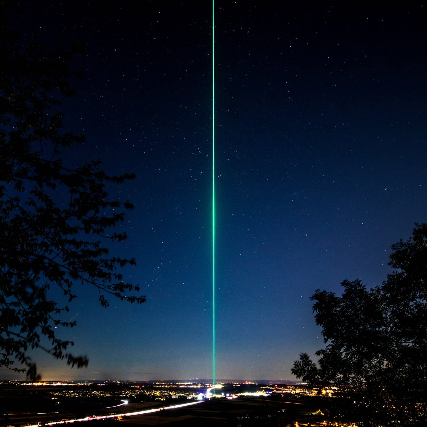 Grüner Laser strahlt über Region Stuttgart - Aktion von Trumpf