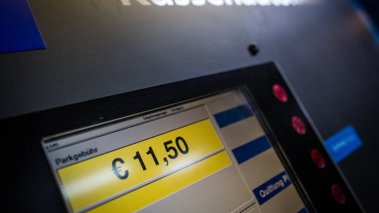 Die Anzeige eines Parkscheinautomaten zeigt in einem Parkhaus in Stuttgart den Betrag von 11,50 Euro an.