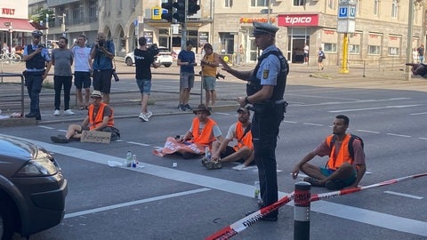 Klimaaktivisten Kleben Sich Auf B27 In Stuttgart Fest - SWR Aktuell