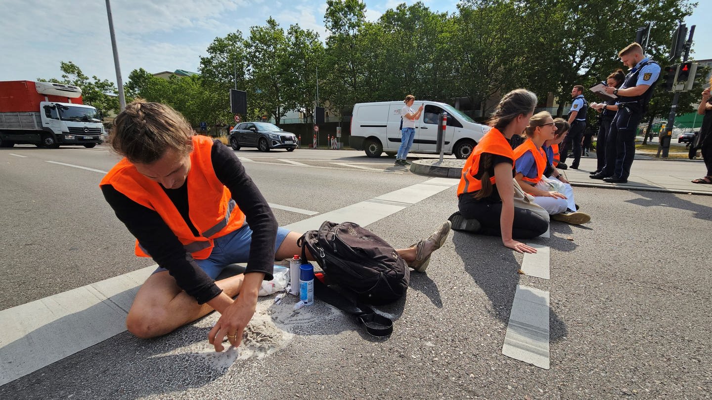 Aktivistinnen und Aktivisten der Klimaschutzgruppe Letzte Generation haben sich auf der Straße festgeklebt.
