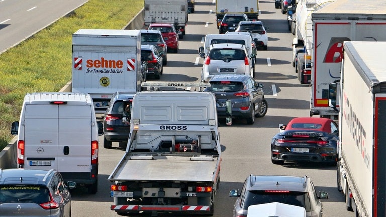 Unfallserie Auf Der A81 Bei Ludwigsburg Hält Polizei In Atem - SWR Aktuell