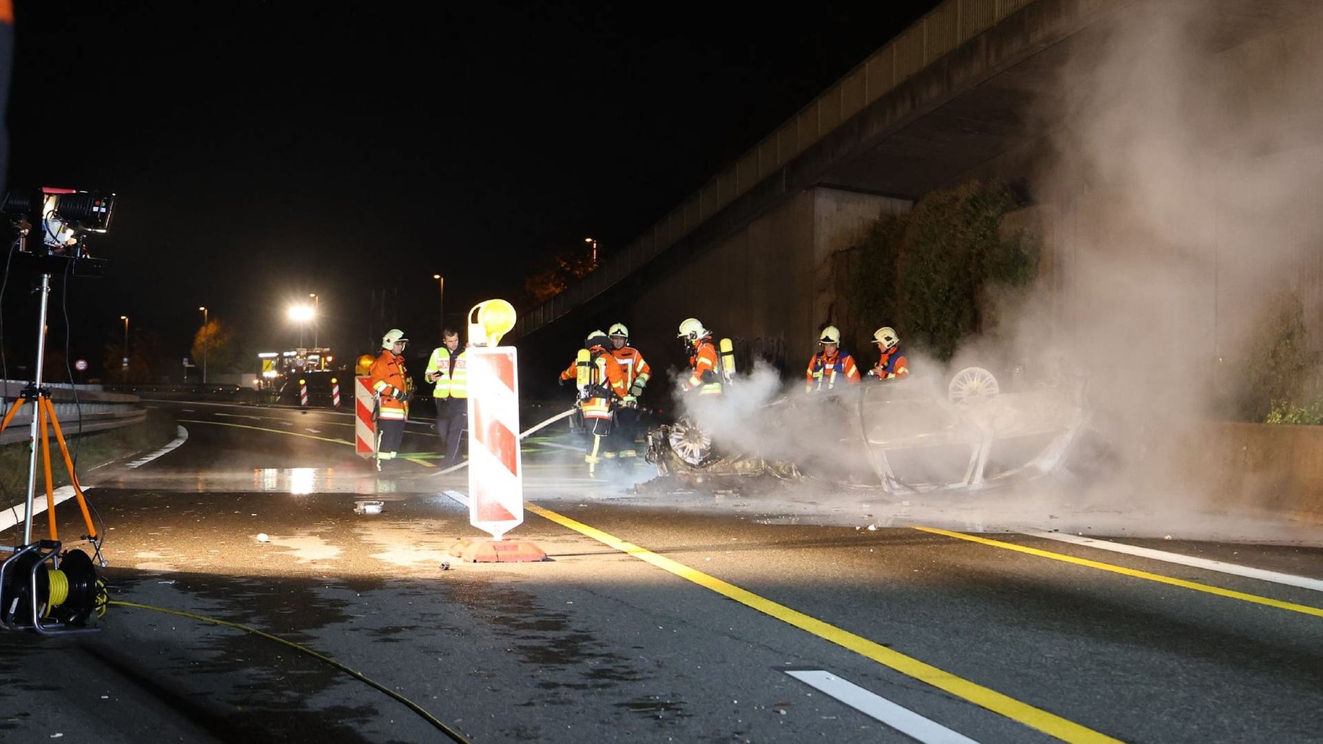 Todesopfer bei Unfall auf B10 bei Ebersbach - Auto in Flammen