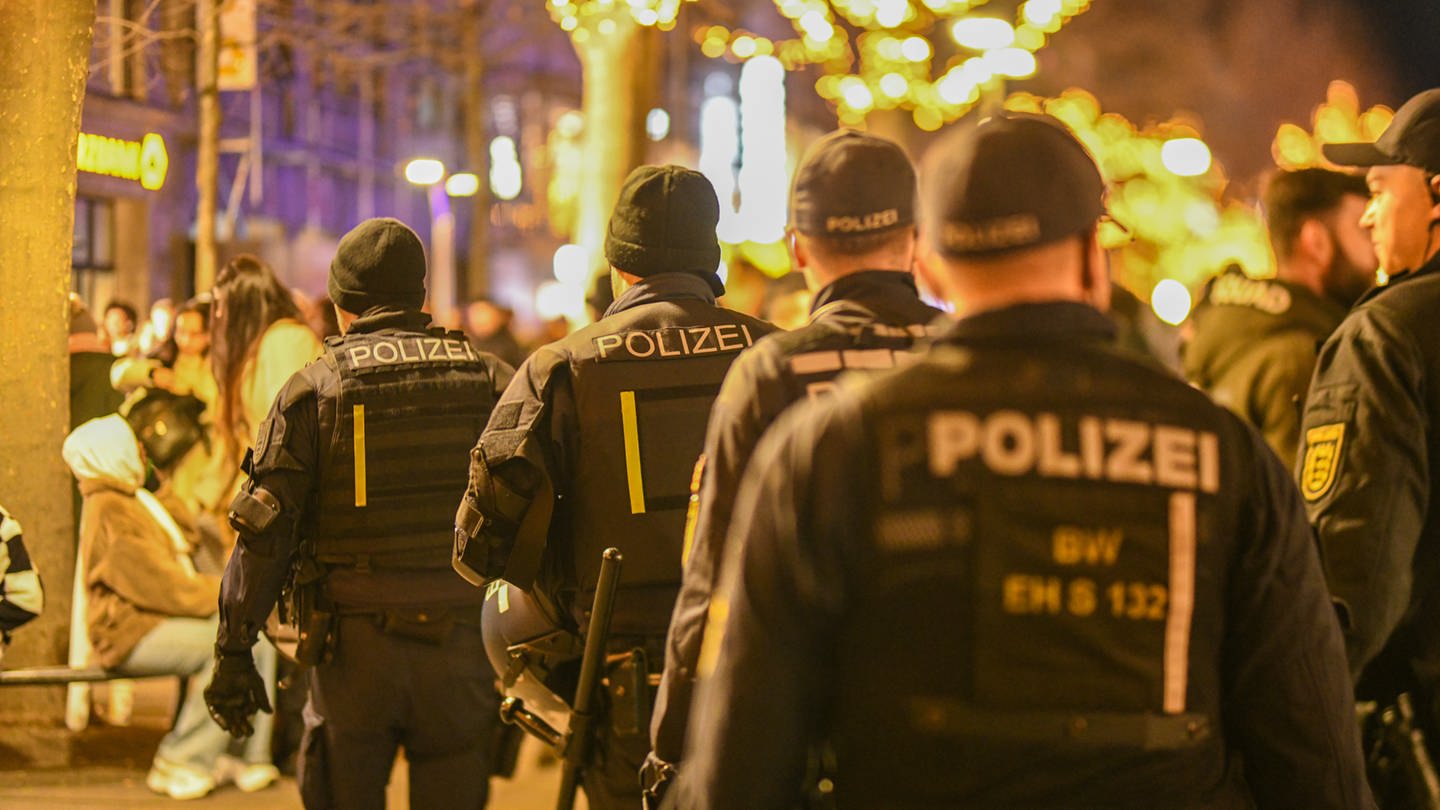 Silvester in BW: Viele Brände und Angriff auf Polizei in Freiburg - SWR  Aktuell