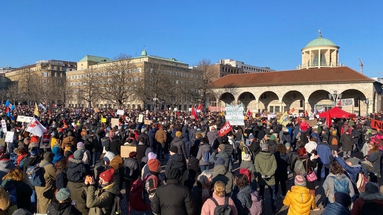 Demonstration Gegen Rechts Und Gegen Die AfD In Stuttgart - SWR Aktuell