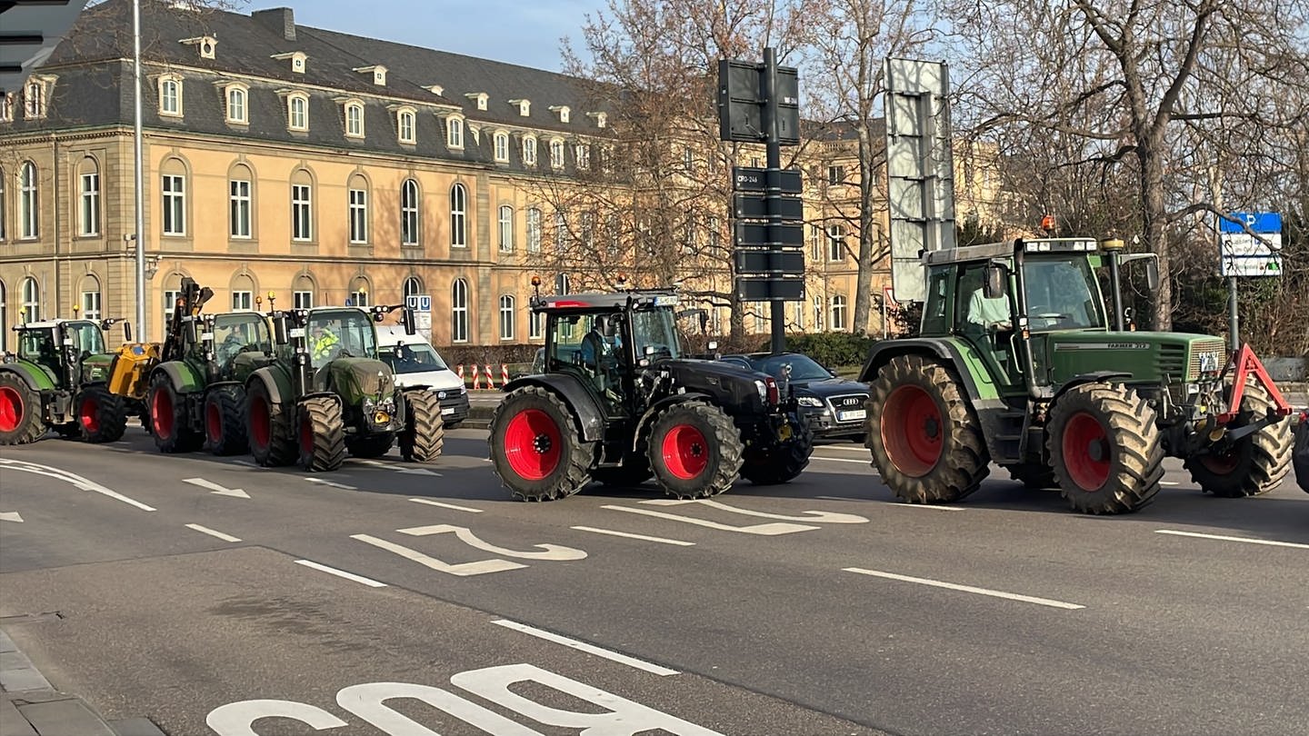 Bauern mit rund 1.000 Traktoren zum Protest in Stuttgart - SWR Aktuell