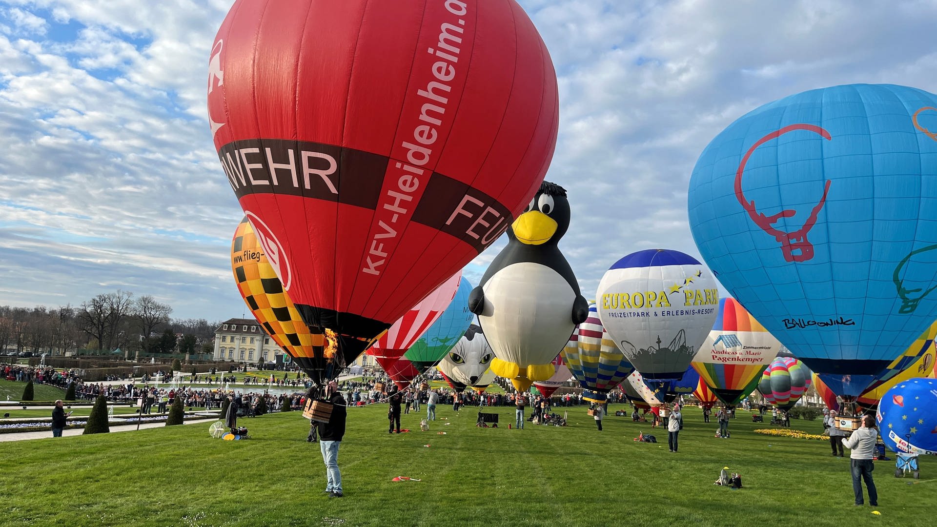 Weltrekord in Ludwigsburg: 81 Modellballone im Blühenden Barock in der Luft