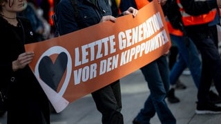 Banner mit der Aufschnitt "Letzte Generation vor den Kipppunkten"