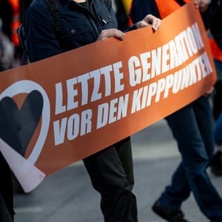 Banner mit der Aufschnitt "Letzte Generation vor den Kipppunkten"