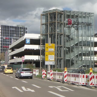 Seit kurzem hat das Breuninger Parkhaus mit seinen rund 650 Parkplätzen in Stuttgart geschlossen. Es wird abgerissen und neu gebaut. Damit fehlen für rund ein Jahr viele Parkplätze. Auch die Umleitung könnte für Ärger sorgen.