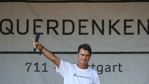 Fußballweltmeister Thomas Berthold hält bei  «Querdenken»-Demo ein Rede
