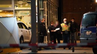 Polizisten stehen vor einem Supermarkt in KirchheimTeck (Kreis Esslingen). Dort hat ein LKA-Kollege seine Frau und danach sich selbst erschossen.