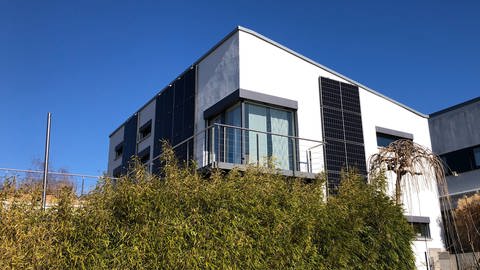 PV-Module an der Fassade eines Hauses