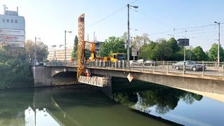 Die Rosensteinbrücke in Stuttgart wurde am Donnerstag wegen Statikproblemen für den Verkehr gesperrt.