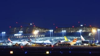 Flugzeuge stehen nachts am Flughafen Stuttgart zum Abflug bereit