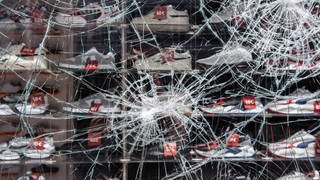 Während der Krawallnacht in Stuttgart wurden im Juni 2020 etliche Schaufensterscheiben von Geschäften eingeworfen.