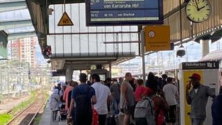 Reisende am Stuttgarter Hauptbahnhof