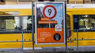 Werbung für das 9-Euro-Ticket an einem Bahnsteig in der Region Stuttgart