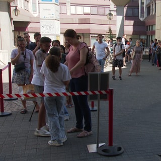 Lange Schlange vor dem Bürgerbüro Stuttgart