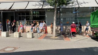 Bürgerinnen und Bürger stehen Schlange vor dem Bürgerbüro in Stuttgart-Ost
