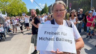 Menschen demonstrierten in Stuttgart dafür, dass Michael Ballweg aus der U-Haft entlassen wird.
