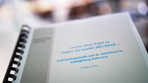 Zu den schweren Gewalts- und Missbrauchsvorwürfen ehemaliger Heimkinder des St. Josefsheims wurde im Juli der Abschlussbericht des Münchner Instituts für Praxisforschung und Projektberatung vorgelegt.