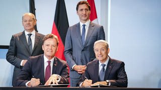  Mercedes-Vorstand Markus Schäfer( 2.v.l.) bei der Unterzeichnung einen Absichtserklärung zu E-Mobilität in Kanada.