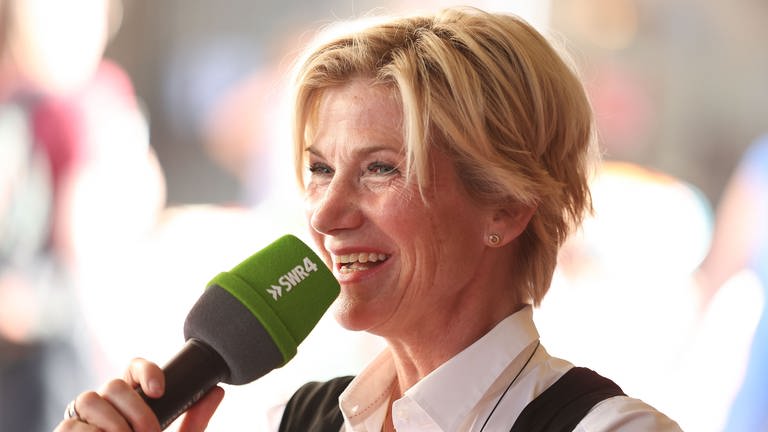 Soko-Stuttgart-Kommissarin Astrid Fünderich beim Weindorftreff. 