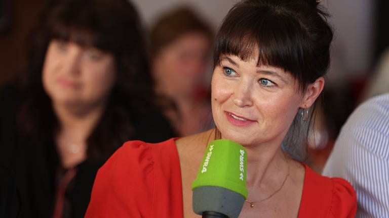 SWR4-Moderatorin Diana Hörger beim Weindorftreff.