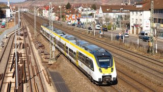 Ein Zug der SWEG Bahn am Bahnhof Oberesslingen. Stehen bei der SWEG Bahn Stuttgart bald die Räder still? Die Gewerkschaft GdL droht mit Streik.