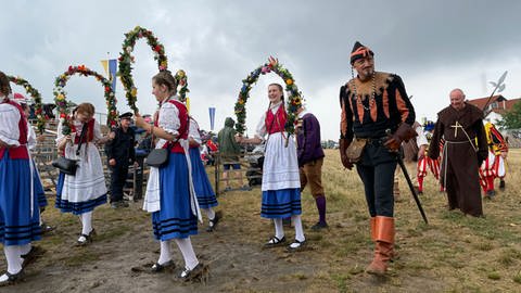 Der Wettergott meinte es am Samstag gar nicht gut mit dem Schäferlauf in Markgröningen. Die Trägerinnen der buntgeschmückten Blumenbogen versanken teilweise mit den Schuhen im Matsch.