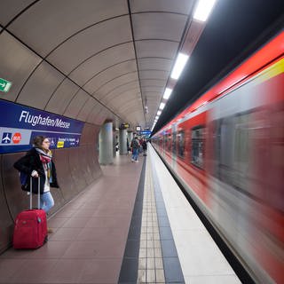 Die S-Bahn der Linie 2 verkehrt bislang nur über den Flughafen Stuttgart nach Filderstadt-Bernhausen. Nun soll die Trasse bis Neuhausen verlängert werden.