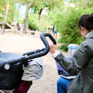 Kinder, Beruf, Haushalt, Geld - wie gelingt eine faire Aufteilung? Viele Familien nehmen es sich vor, aber dan wirrd nichts daraus. Das Symbolbild zeigt eine Frau mit Kinderwagen auf dem Spielplatz.