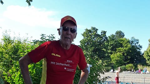 Der 92-jährige Olaf Thümmler arbeitet ehrenamtlich als Rettungsschwimmer im Freibad Bietigheim-Bissingen.