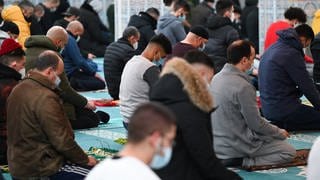 Männer beten beim Nachtgebet in der Abu Bakr Moschee in Frankfurt am Main. Auch in Leinfelden-Echterdingen sollte eine Moschee entstehen, aber der Verein baute nach Ansicht des Oberlandesgerichts Stuttgart zu langsam.