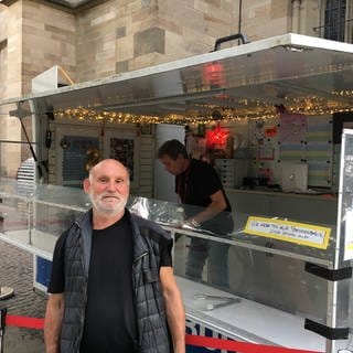 Harry Pfau ist entsetzt von den jüngsten Farbattacken auf Obdachlose in Stuttgart. Harry Pfau war früher selbst obdachlos und betreibt eine Essensbude vor der St. Maria Kirche in Stuttgart, in der er Essen ausgibt.