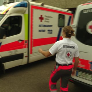 Personalnot im Rettungsdienst in BW: wenn es nicht anders gehen, springen auch Azubis ein. Hier läuft ein Sanitäter zum Rettungswagen.