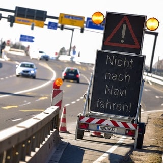 Anzeige an der Autobahn mit den Worten: nicht dem Navi folgen, sondern der Beschilderung