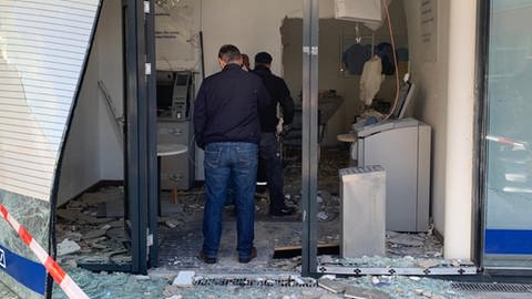 In Gerlingen haben mutmaßlich mehrere Täter einen Bankautomaten gesprengt